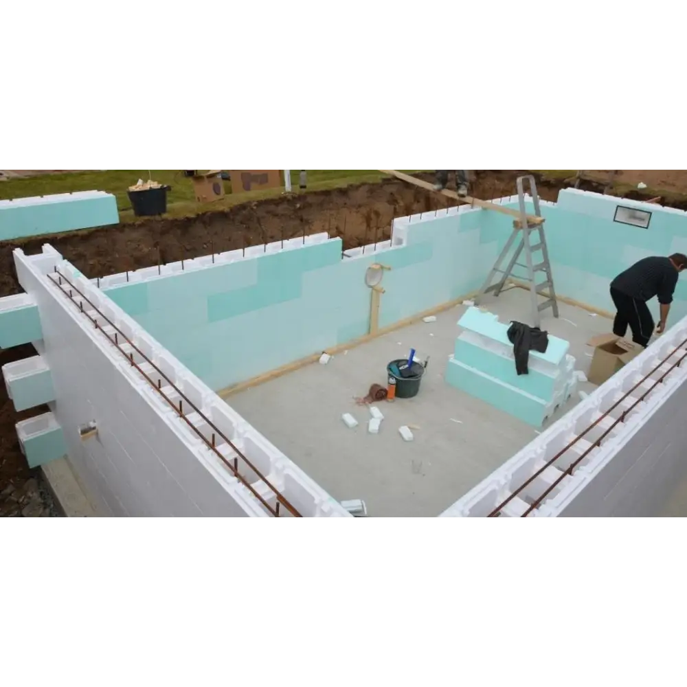 Ljusblå skumisoleringspaneler i Thermopool Standard Plus med blå mosaik och metallkant