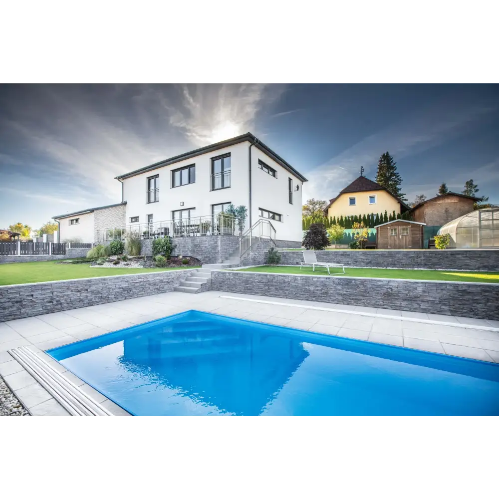 Modernt vitt tvåvåningshus med mörkgrå sten och stora fönster, Thermopp Poolpaket Qbig