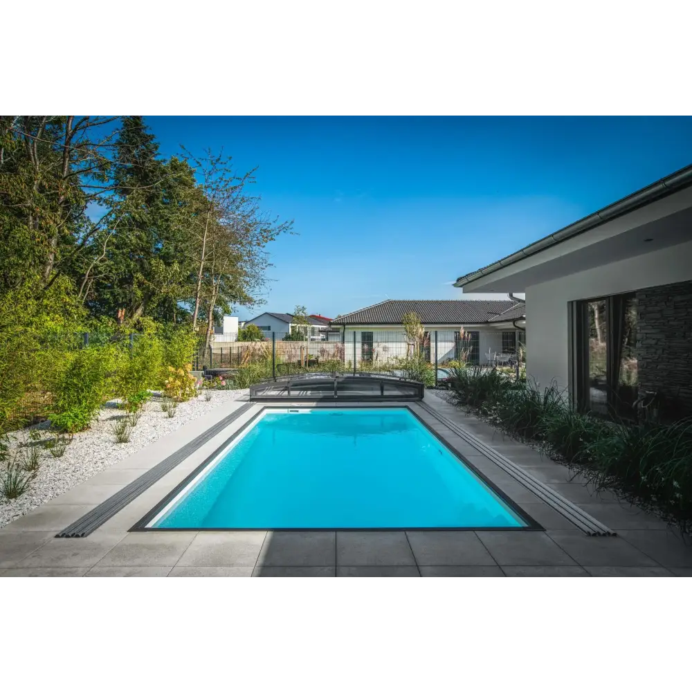 Rektangulär Thermopp Poolpaket Qbig med klart blått vatten och grå stenplattor