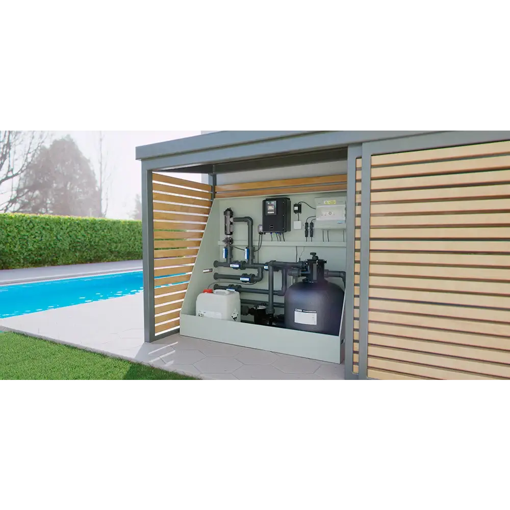 Svart cylindrisk poolfiltertank i Thermopp Poolpaket Qbig i modern utetablå