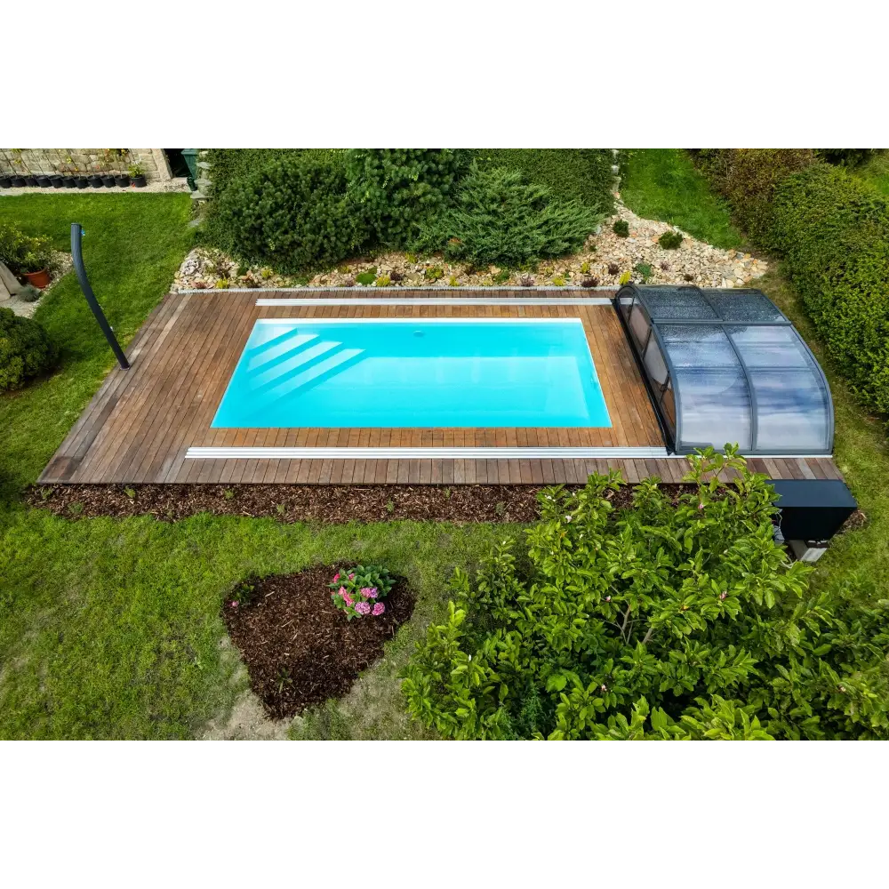 Rektangulär thermopp poolpaket Qbig med klart blått vatten, trädeck och kupolglas