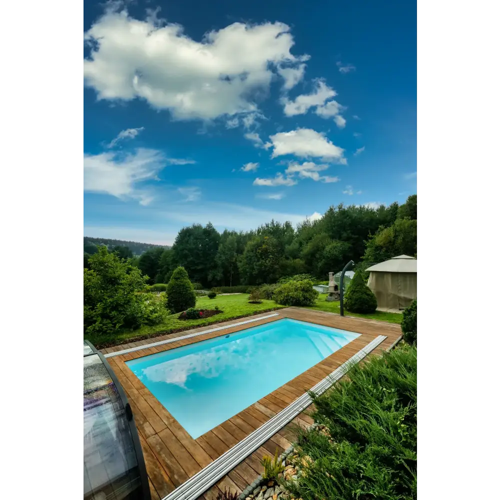 Rektangulär pool med klart blått vatten i modern villa för ekonomisk beredskap