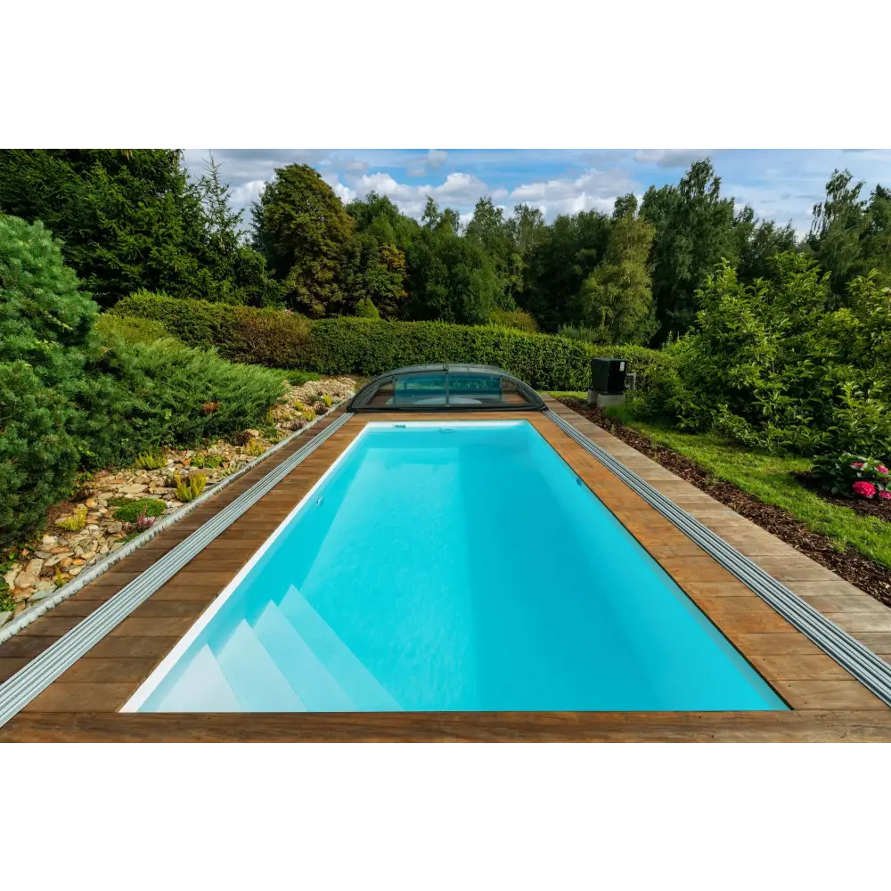 Rektangulär ThermoPP Poolpaket QBig 3×7 med klart blått vatten, trädeck och grönska