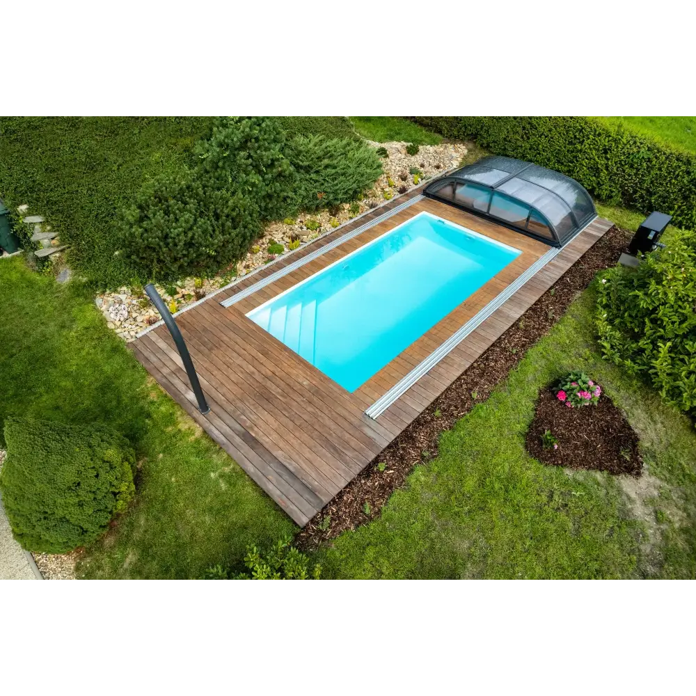 Rektangulär ThermoPP Poolpaket QBig 3×7 med klart blått vatten, trädeck och glastak