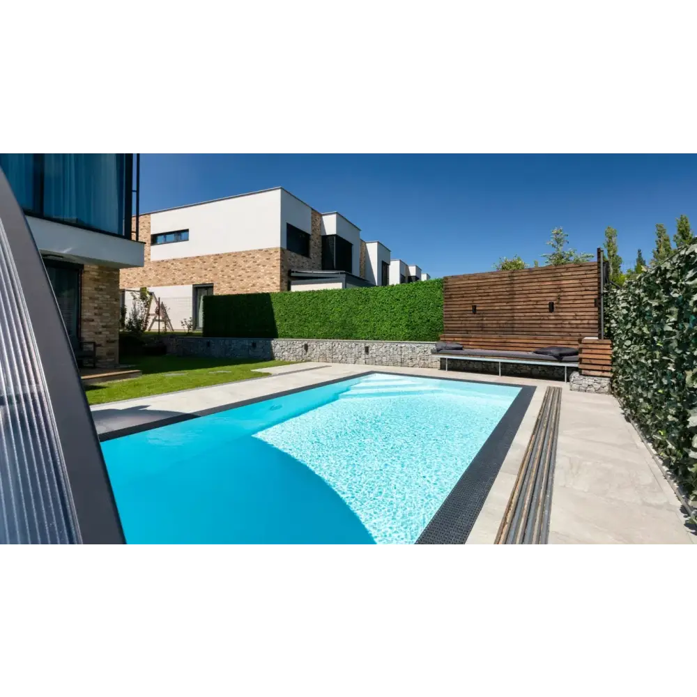 Rektangulär pool med turkost vatten och svart ram i Poolpaket Qbig Overflow