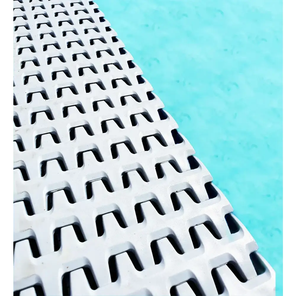 Vit plastpoolmatta med U-formade spår i Poolpaket QBIG Overflow